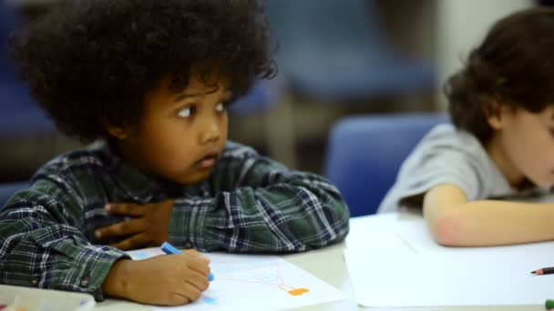 Kleine Kinder Lernen Der Schule Mit Männlichen Lehrern Aufrichtiger Schuss — Stockvideo