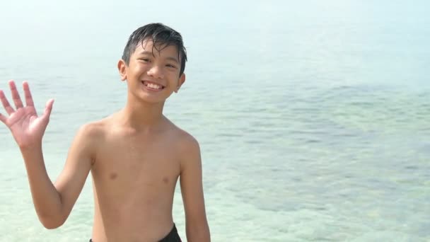 Niño Feliz Playa Tailandia Saludando Cámara Para Viajes Tailandia Vacaciones — Vídeo de stock