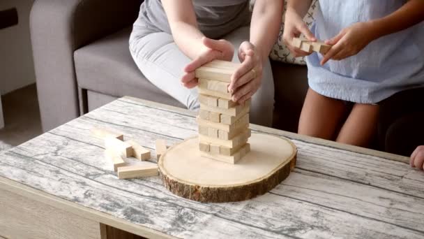 Ung Flicka Spela Spel Med Mamma Och Asiatiska Nanny Vardagsrummet — Stockvideo