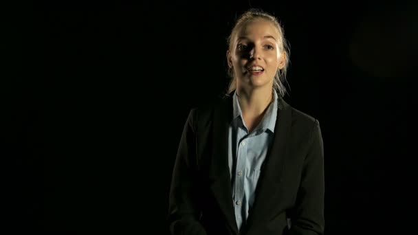 Молода Біла Красива Жінка Костюмі Розмовляє Перед Камерою Чорному Тлі — стокове відео