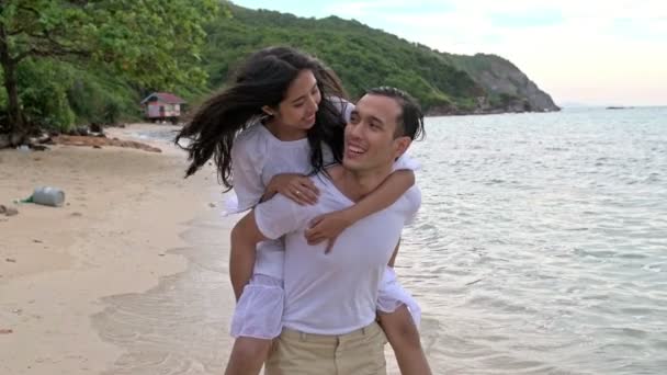 Привлекательная Молодая Пара Веселится Пляже Бегает Пляжу Молодая Китаянка Белым — стоковое видео