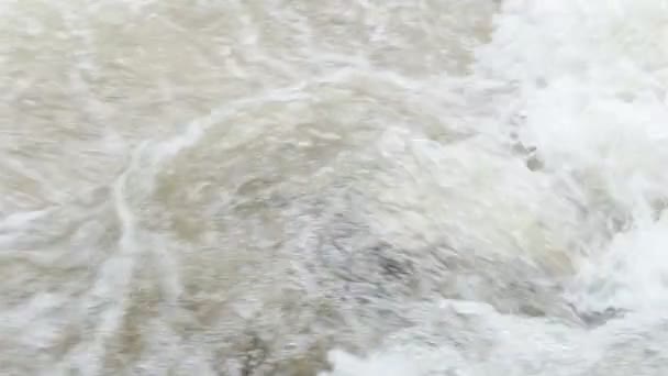 Razende Schone Frisse Berglucht Rivier Stroomt Tussen Rotsen Slow Motion — Stockvideo