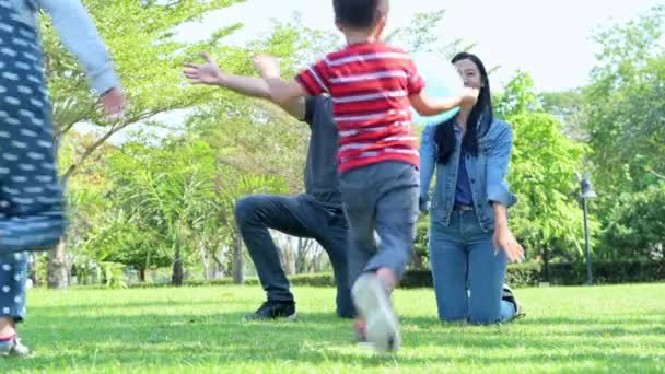 Aile Parkta Birbirlerini Kucaklıyor Beyaz Adam Çinli Kadın Çocukları Ile — Stok video