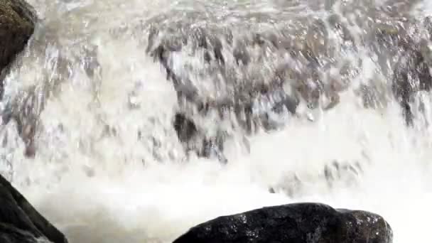 Razende Schone Frisse Berglucht Rivier Stroomt Tussen Rotsen Slow Motion — Stockvideo