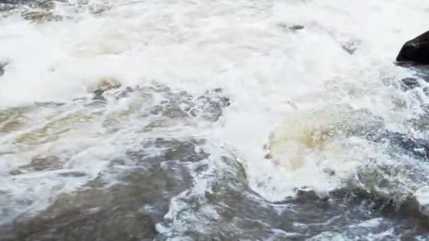 Raging Limpio Río Montaña Fresca Que Fluye Entre Las Rocas — Vídeos de Stock