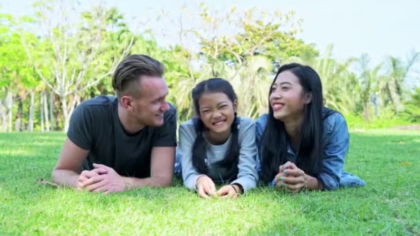 Famiglia Parco Rilassante Giovane Famiglia Sdraiata Sull Erba Parlando Tra — Video Stock