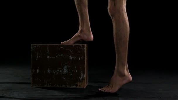 年轻运动员跳跃在盒子上的慢动作 — 图库视频影像