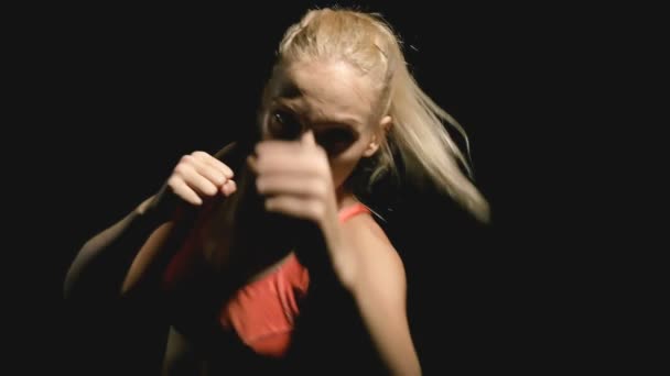 Genç Yoğun Kadın Yumruk Atma Kameraya Delme Beyaz Genç Güzel — Stok video