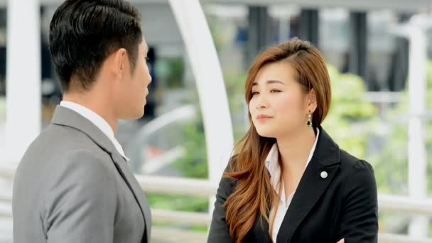 若い世代ビジネス チーム コンセプト一緒に働かない 非常に深刻な戦いと彼女のアジア男性のマネージャーで 劇的な表現の引数を持つ若いビジネス インターン アジア女性 — ストック動画