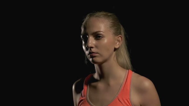 Jeune Femme Intense Détendre Après Exercice Boxe Tourné Ralenti — Video
