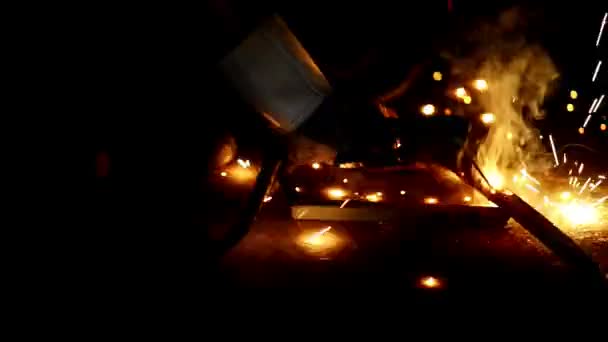 Jeune concept de carrière d'ingénieur. Beau jeune ingénieur en atelier avec chalumeau faisant soudure à l'arc sur le sol. Homme chinois avec masque de soudage dans un véritable atelier d'ingénierie. Beaucoup d'étincelles et de flash .