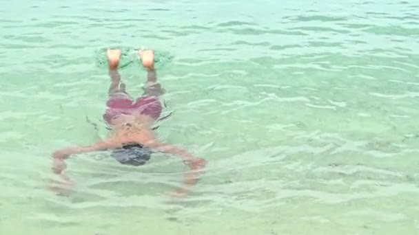 Glückliches Kind Strand Von Thailand Schwimmen Meer Für Thailand Reisen — Stockvideo