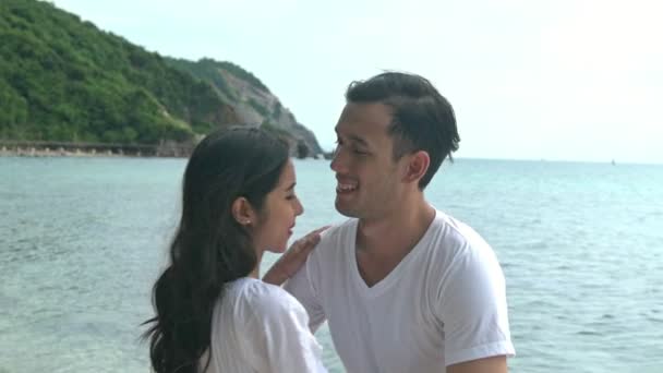 Pohledný Mladý Pár Romance Pláži Vášnivý Polibek Dohromady Během Slunce — Stock video