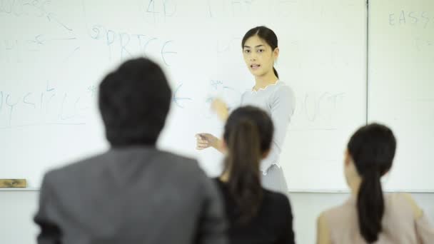 亚洲大学生活理念 一群年轻的亚洲大学生坐在教室里学习 听讲师讲课 — 图库视频影像