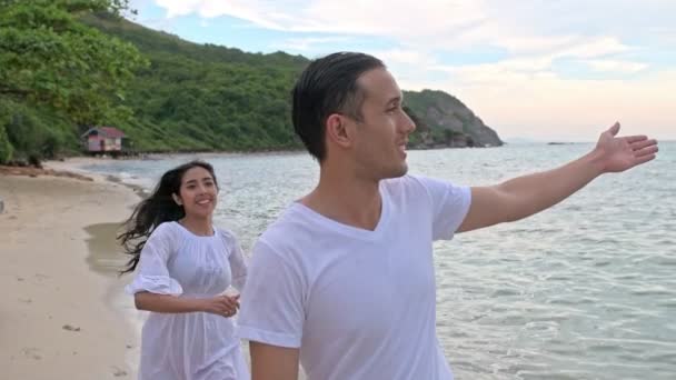 Привлекательная Молодая Пара Веселится Пляже Бегаю Возвращаюсь Молодая Китаянка Белым — стоковое видео