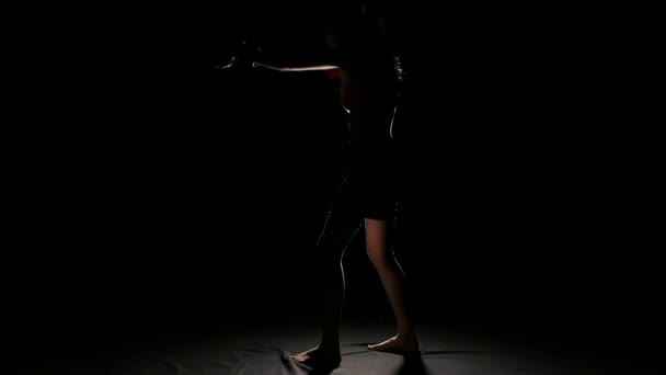 Sportswoman Karanlık Arka Planda Boks — Stok video
