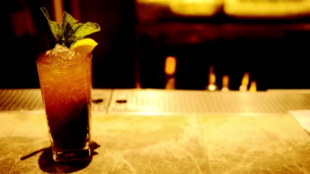 Bebida Cóctel Mojito Solitaria Mostrador Bar Por Noche Con Camarero — Vídeos de Stock