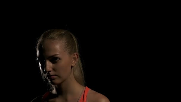 Jeune Femme Intense Détendre Après Exercice Boxe Tourné Ralenti — Video