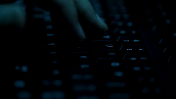 Закройте Руку Человека Настольной Клавиатурой Темноте Замедленной Съемке — стоковое видео