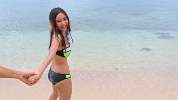 美しいビーチの つ中国の女性 魅力的な若い中国女性はビーチで楽しんで 男と海に実行しています スローモーションで撮影します 映画を見る パタヤ Pov のスタイル — ストック動画