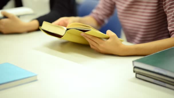 Masada Kitap Okuyan Kız Öğrenci — Stok video