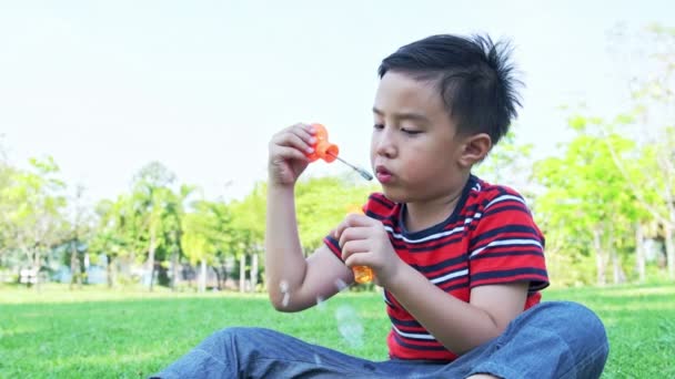 Junge Pustet Blase Park Asiatische Junge Genießen Spielen Mit Seine — Stockvideo