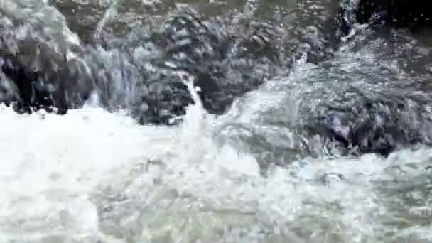 Razende Schone Frisse Berglucht Rivier Stroomt Tussen Rotsen Slow Motion — Stockvideo