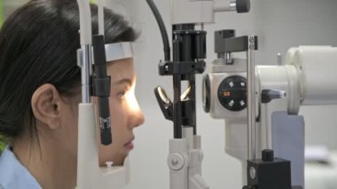 Gözlükçü hasta ile. Asyalı kadın hastasını odasında Optisyenlik ile üst düzey Çinli gözlükçü gözü inceleyin. Gerçek gözlükçü hastane odasında. Tıp kavramı.