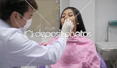 Diş hasta gülümseme. Kameraya gülümseyen genç güzel kadın sözel kaygı hasta. Modern ağız bakımı ve diş hekimliği kavramı. 