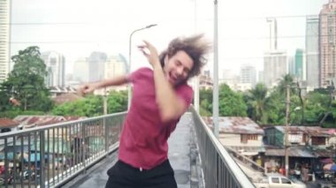 Sokak dansı. Genç Caddesi üzerinde deli gibi kentsel şehirde dans adam beyaz. Çılgın dans kavramı. 