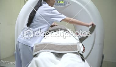 Hastayı MRI makinesi. Çin komuta sizde. Makinenin içine gitmek yatakta döşeme hastanede. 