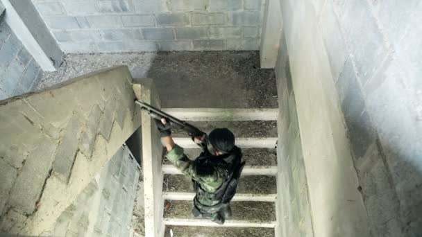 在废弃建筑中训练的亚洲士兵 — 图库视频影像