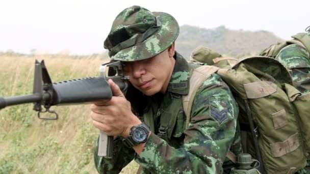 Soldado Con Rifle Entrenamiento Campo — Vídeos de Stock