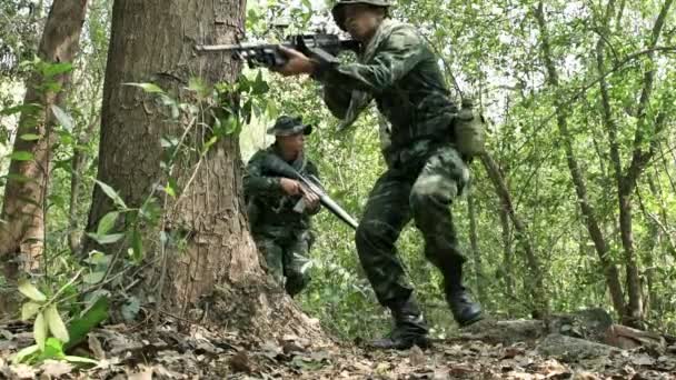 Asyalı Askerler Ormanda Eğitim Görüyor — Stok video