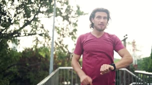Läufer Schaut Auf Seine Sport Smartwatch Seine Fitness Leistung Echtzeit — Stockvideo