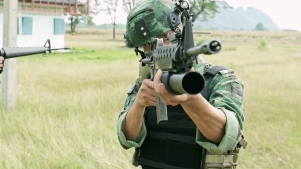 Soldados Uniforme Entrenamiento Con Rifles — Vídeos de Stock