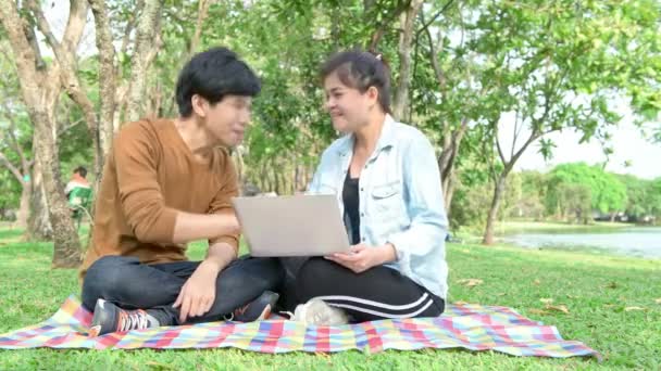 Estudantes Estudam Parque Asiático Homem Mulher Sentados Juntos Parque Usando — Vídeo de Stock