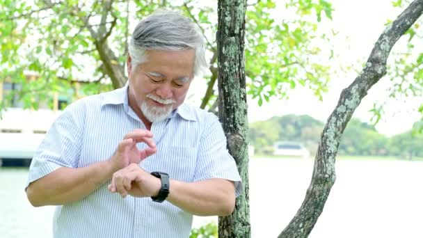 Hombre Mayor Toca Reloj Inteligente Viejo Asiático Con Reloj Inteligente — Vídeos de Stock