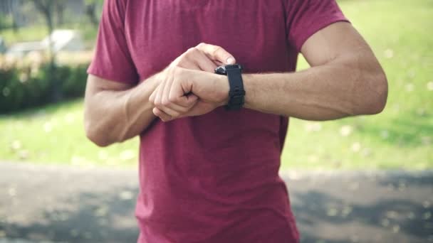 Runner Sta Guardando Suo Orologio Sportivo Intelligente Controllare Sue Prestazioni — Video Stock