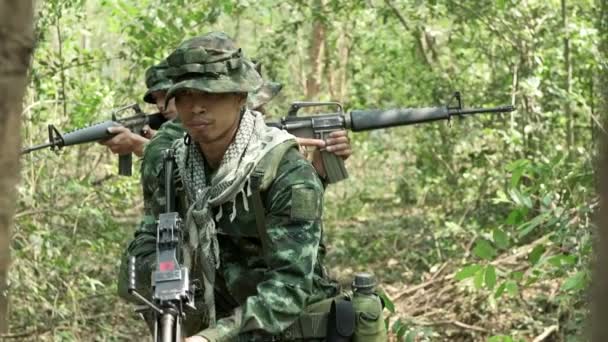 Азиатские Солдаты Тренируются Лесу — стоковое видео