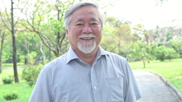 Bătrânul Râde Portret Chinez Râzând Fericit Parc — Videoclip de stoc