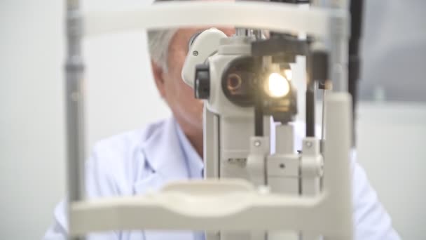 Óptico Trabalho Retrato Óptico Chinês Sênior Operando Máquina Medição Visão — Vídeo de Stock