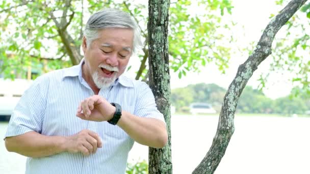 Starszy Człowiek Dotknąć Jego Inteligentny Zegarek Stary Asia Człowiek Jego — Wideo stockowe