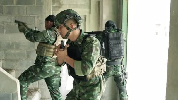 Aziatische Soldaten Training Verlaten Gebouw — Stockvideo