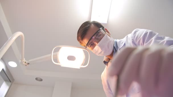 Pov Dentysta Bada Pacjenta Usta Punktów Świetlnych Bezpośrednio Aparacie Szeroki — Wideo stockowe