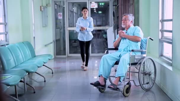 Starší Pacient Invalidním Vozíku Pojistitelem Krásná Čínská Žena Pojišťovny Mluvit — Stock video