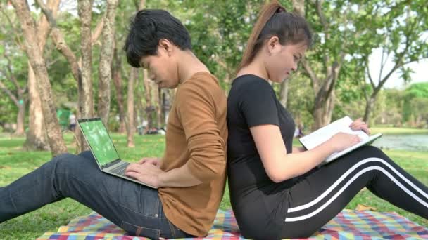 Estudantes Estudam Parque Asiático Homem Mulher Sentados Juntos Parque Usando — Vídeo de Stock