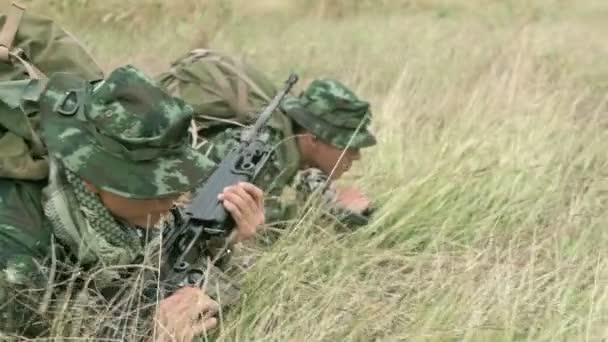 전쟁터에서 훈련받는 군인들 — 비디오