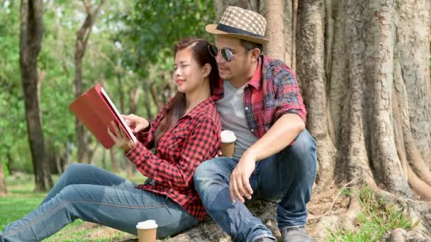 Casal Parque Divertir Juntos Casal Chinês Sentados Conversando Uns Com — Vídeo de Stock