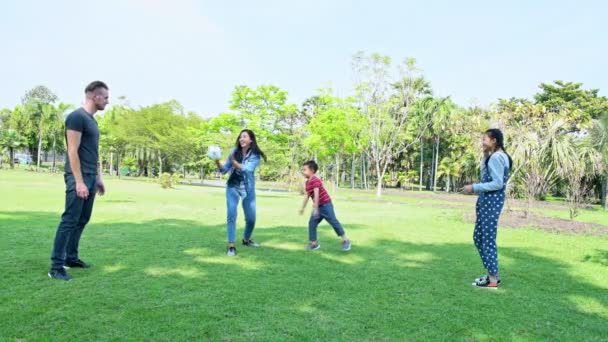 Famille Jouant Foot Dans Parc Dans Après Midi Allemand Blanc — Video